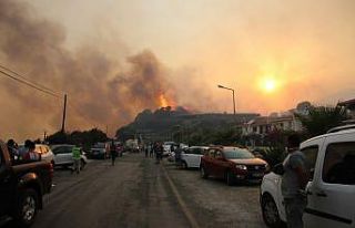 Çökertme’de rüzgarın etkisiyle alevler bir anda...