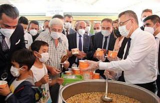 Cumhurbaşkanı Yardımcısı Oktay vatandaşa aşure...