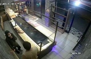 Dakikalarca kasaya ulaşmaya çalışan hırsız iş...