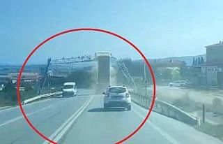 Damperi açılan kamyon PTS direğine böyle çarptı