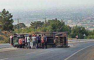 Demir yüklü römorktaki yolculukta yaralı kurtuldular