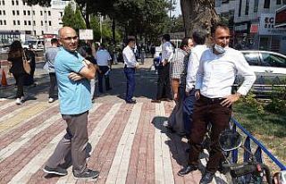 Deprem anında vatandaşlar kendini sokağa attı