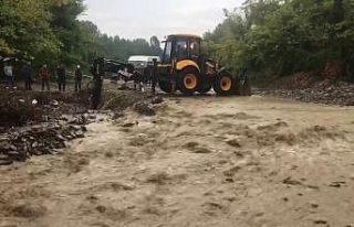 Dere yatağı taştı Bartın-Ulus karayolu ulaşıma...