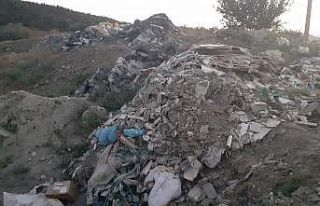 Dereboğazı çayını çöp ve hayvan leşi ile doldurdular