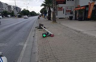 Devrilen sinyalizasyon lambası tehlike saçıyor
