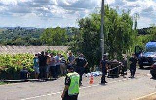 Devrilen traktörün altında kalan vatandaş olay...