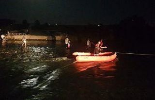 Dicle Nehri kenarında mahsur kalan 9 vatandaşı...