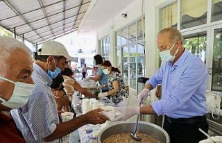 Didim Belediyesi’nden vatandaşlara aşure ikramı