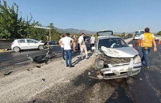 Dikkatsizce ana yola çıkmak isteyen sürücü kazaya...