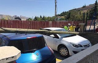 Direğin otomobillerin üzerine devrildiği anlar...