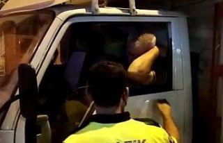 Direksiyon başında sızan sürücüyü polis uyandırdı
