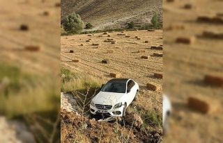Direksiyon hakimiyetini kaybedip tarlaya uçtu 1 ağır...