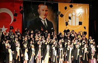 Diş hekimi öğrencilerinin mezuniyet sevinci