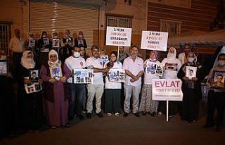 Diyarbakır’da ailelerin evlat nöbeti gece de devam...
