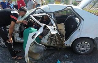 Diyarbakır’da servis midibüsü ile otomobil çarpıştı:...