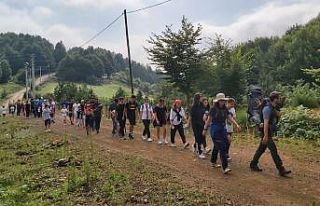 Doğada yürüyüşün tadını çıkardılar
