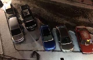 Dolu yağışı saniyeler içerisinde etrafı beyaza...