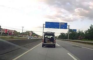 Duble yolda kilometrelerce tehlikeli yolculuk araç...