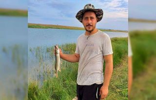 Düğünde çalan müziğin kesilmesi ile halayda...