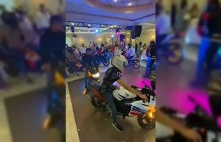 Düğünde motosiklet şov: Damadın arkadaşlarının...