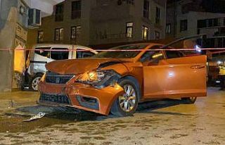Dükkanın önünde otururken kazada savrulan otomobilin...