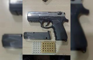 Durumundan şüphelenilen otomobilde silah ele geçirildi