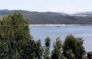 Düşen yangın uçağının barajdan su aldığı...
