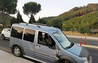 Duvara çarpan aracın tekeri koptu