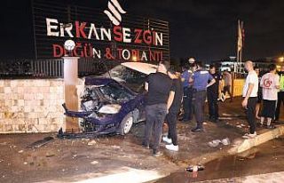 Duvara çarpan otomobilde yaralandı, 1 ay sonra hayatını...