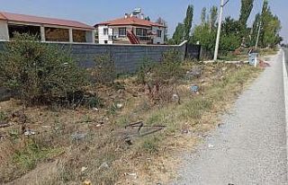 Duvarı yıkıp takla atan minibüste bir kişi hayatını...