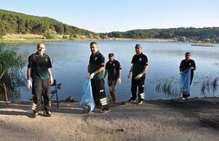 Duyarlı vatandaşlardan ormanlık alanda çevre temizliği