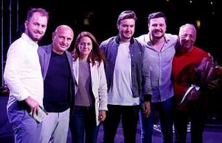 Ekin Uzunlar ve Mustafa Ceceli’den anlamlı mesaj: