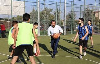 Elazığ Belediye Başkanı Şerifoğulları miniklerle...