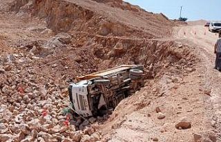 Elazığ’da kamyon şarampole devrildi: 1 ölü