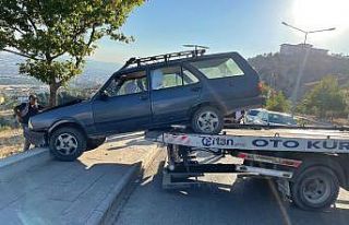 Elazığ’da otomobil yoldan çıktı: 1 yaralı