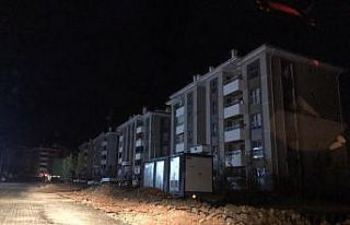 Elazığ’da yıldırım elektrik direğine isabet...