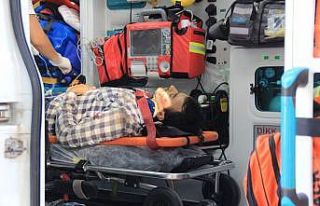 Elektrikli bisiklet otomobile arkadan çarptı: 2...