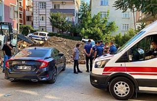 Elleriyle kazıp toprak altında kalan işçiyi kurtardılar