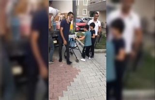 Engelli küçük Muhammet toplanan yardımları yürüteciyle...