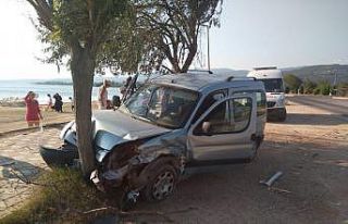 Erdek’te iki otomobil kafa kafaya çarpıştı:...