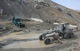 Erzincan’da sel sonrası kapanan köy yolu ulaşıma...