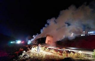 Erzincan’da tomruk yüklü tır alev alev yandı