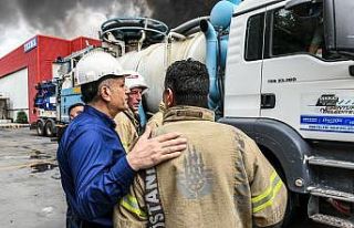Esenyurt Belediyesi yangın söndürme çalışmalarına...