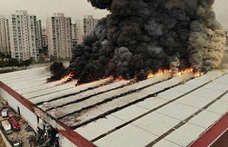 Esenyurt’ta lojistik deposu alevlere teslim olurken,...