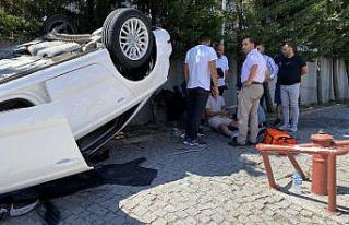 Esenyurt’ta takla atan araç, AVM duvarına çarparak...