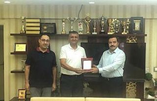 Eski Başhekim Aktürk’e plaketli teşekkür