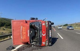 Eşya yüklü kamyon TEM’de devrildi