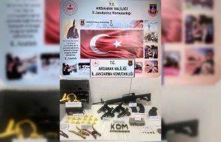 Evden silah ve tarihi eser fışkırdı