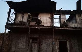 Evi yanan yaşlı kadının evine bakarak ağlaması...