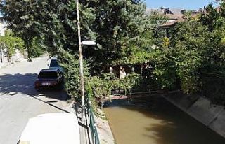 Evine 43 yıldır kendi yaptığı köprüden ulaşıyor